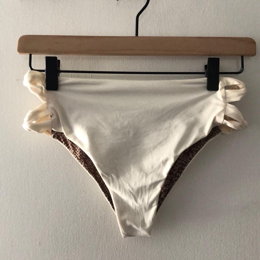 White mid rise acacia bottom